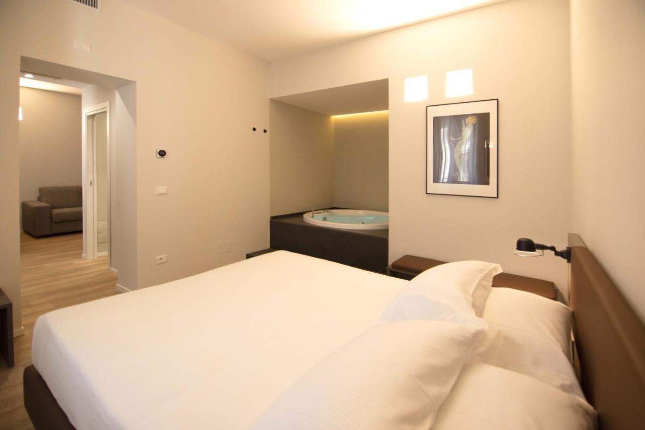 Palazzo Bellocchi - Suites & Apartments Brindisi Eksteriør billede