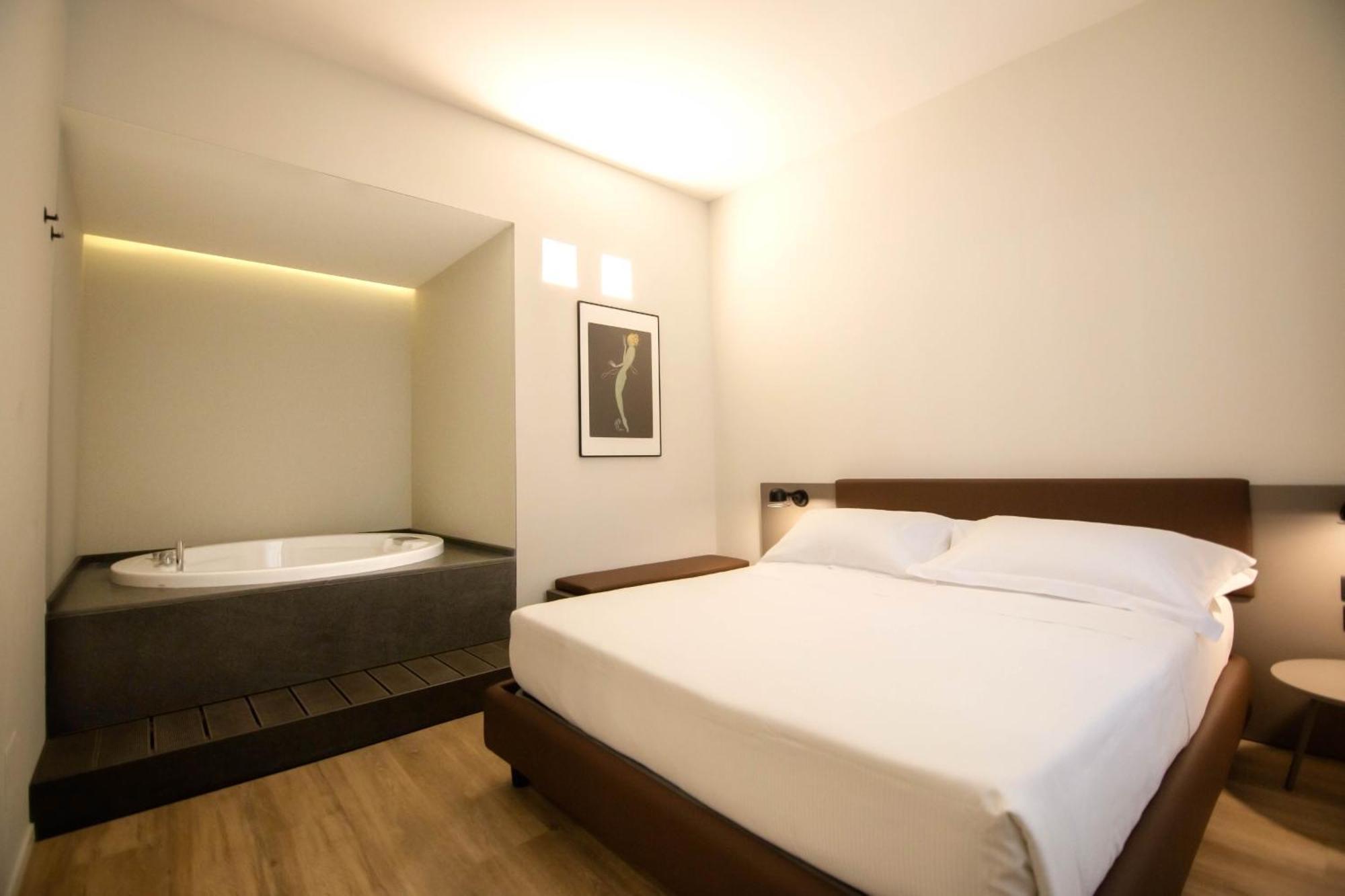Palazzo Bellocchi - Suites & Apartments Brindisi Værelse billede